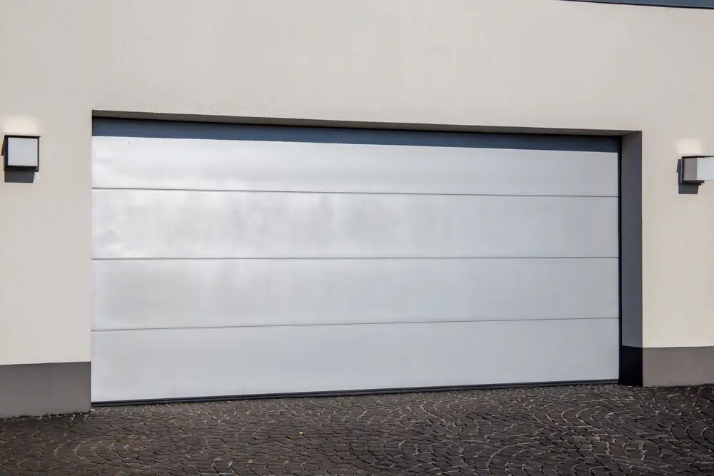 Porte de garage blanche moderne (porte sectionnelle)