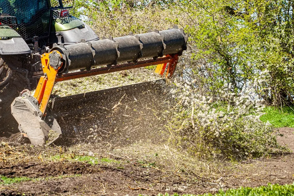 Photo d'un tracteur spécialisé dans le déboisement.